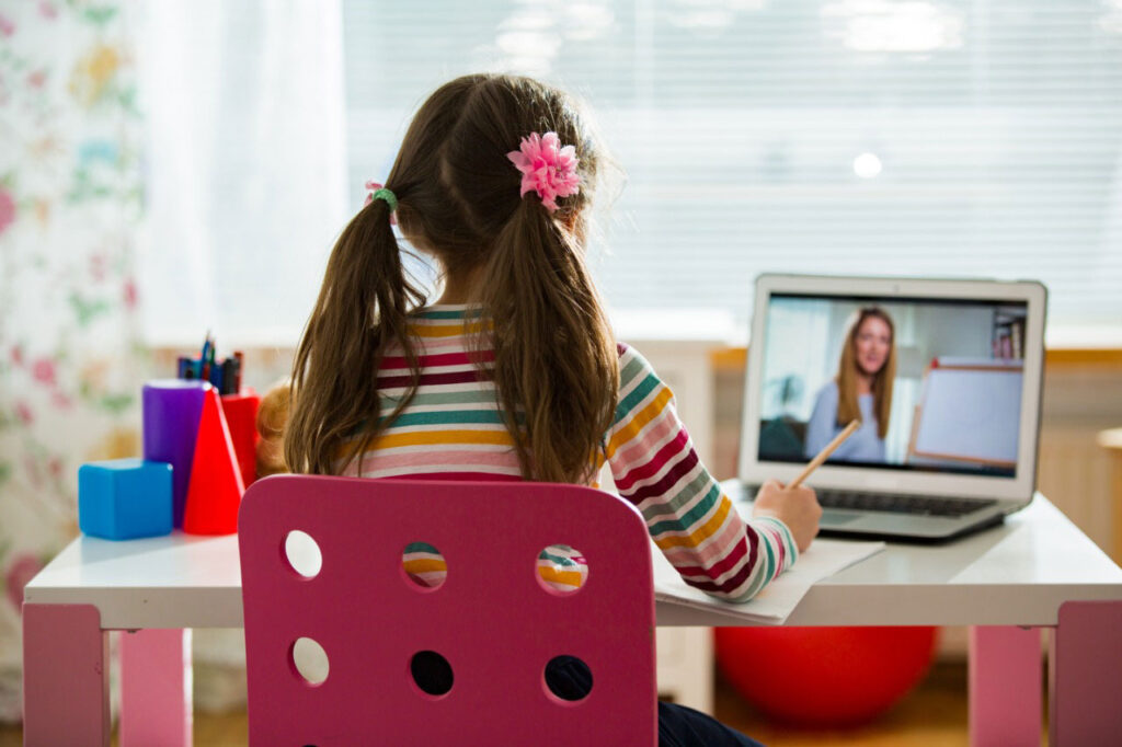 Menina estudando com computador